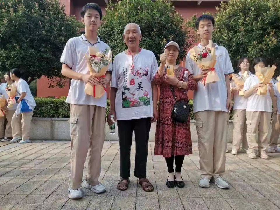 DƬ